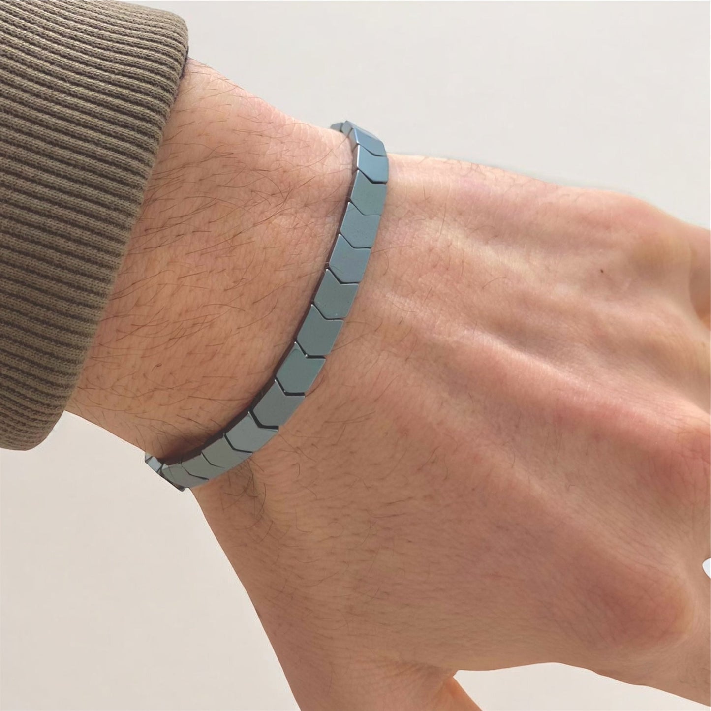 Bracciale Elegance Uomo Scuro Indossato