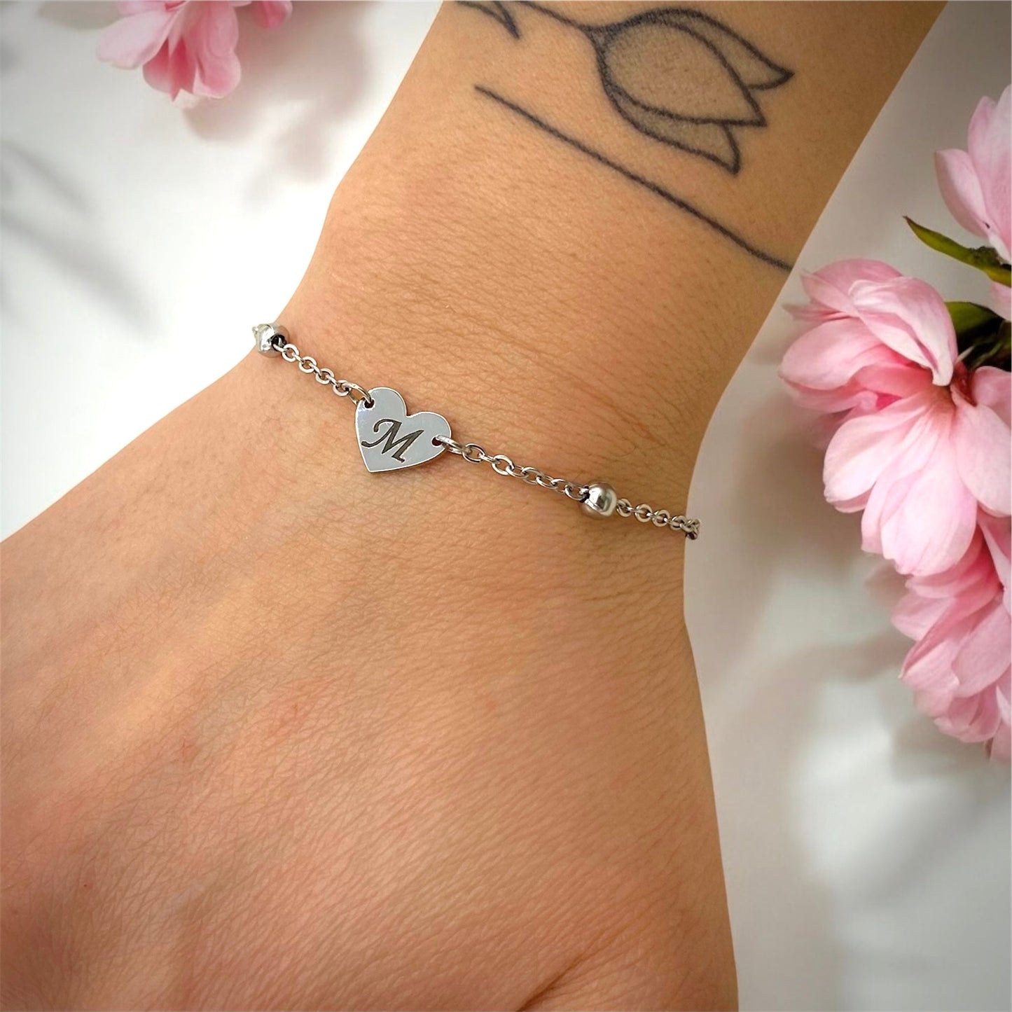 Bracciale Lettera Incisa su Cuore Indossato