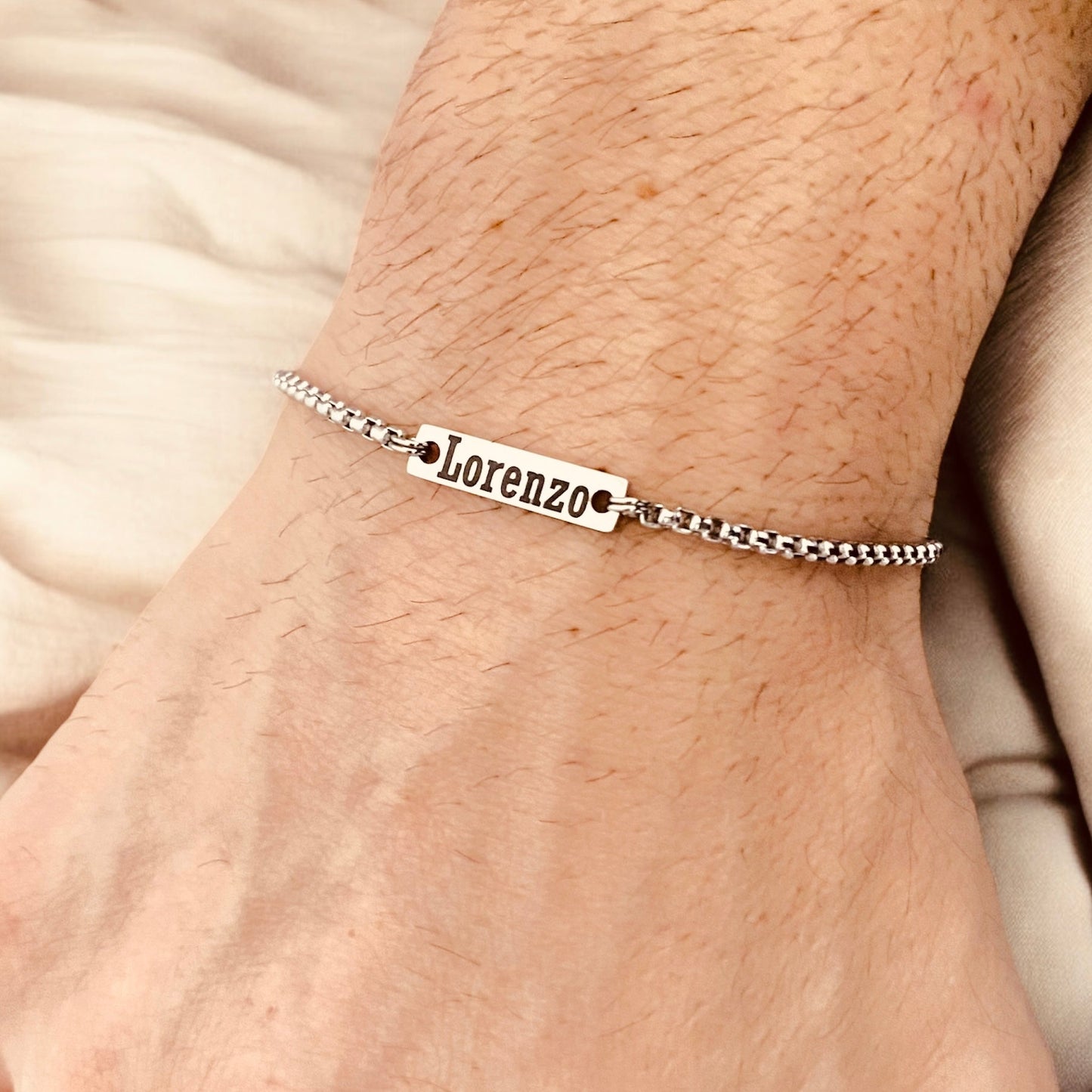 Bracciale Nome Inciso su Targa Indossato