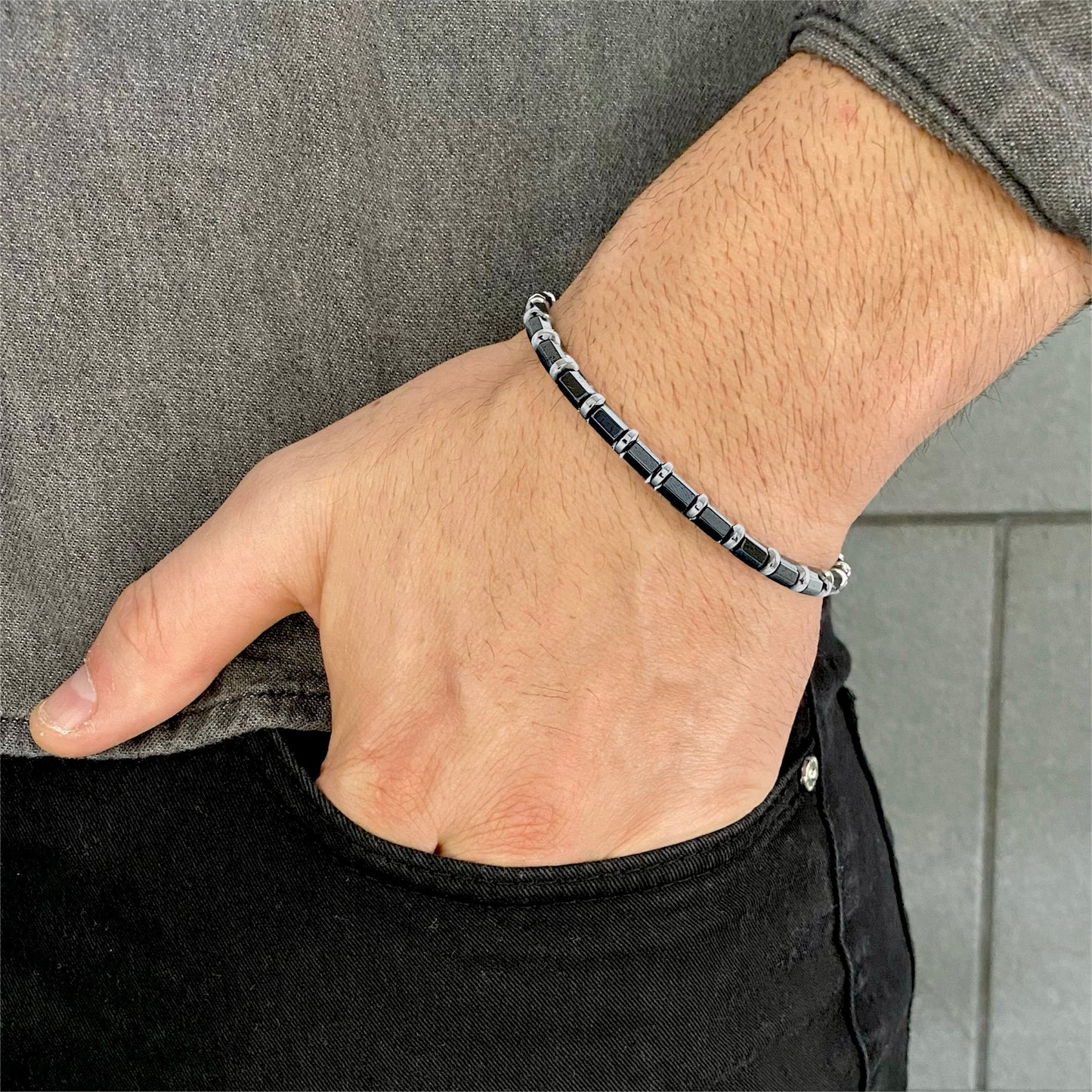Bracciale con Pietre di Ematite Oscura Indossato