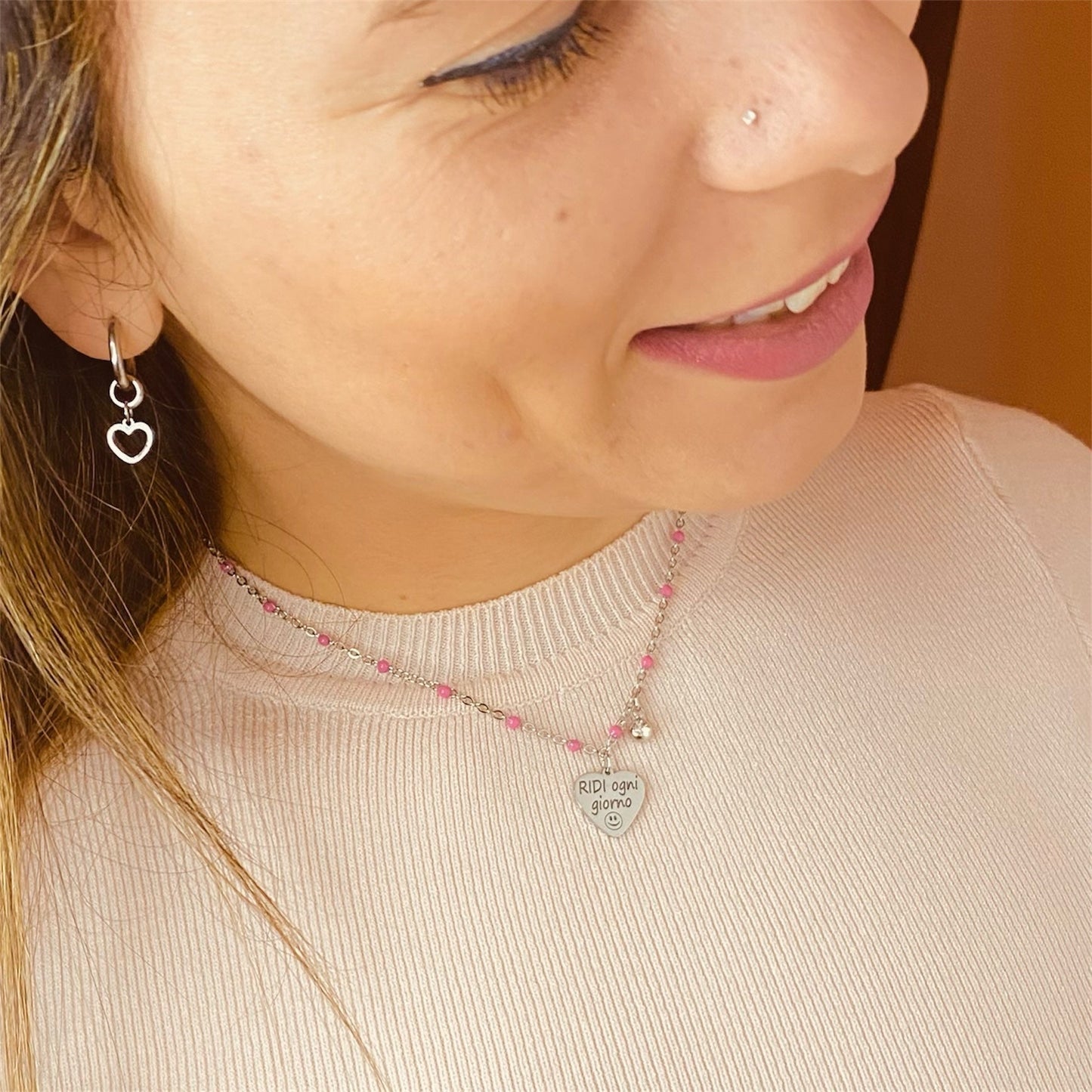 Collana Cuore con Frase Incisa Indossata