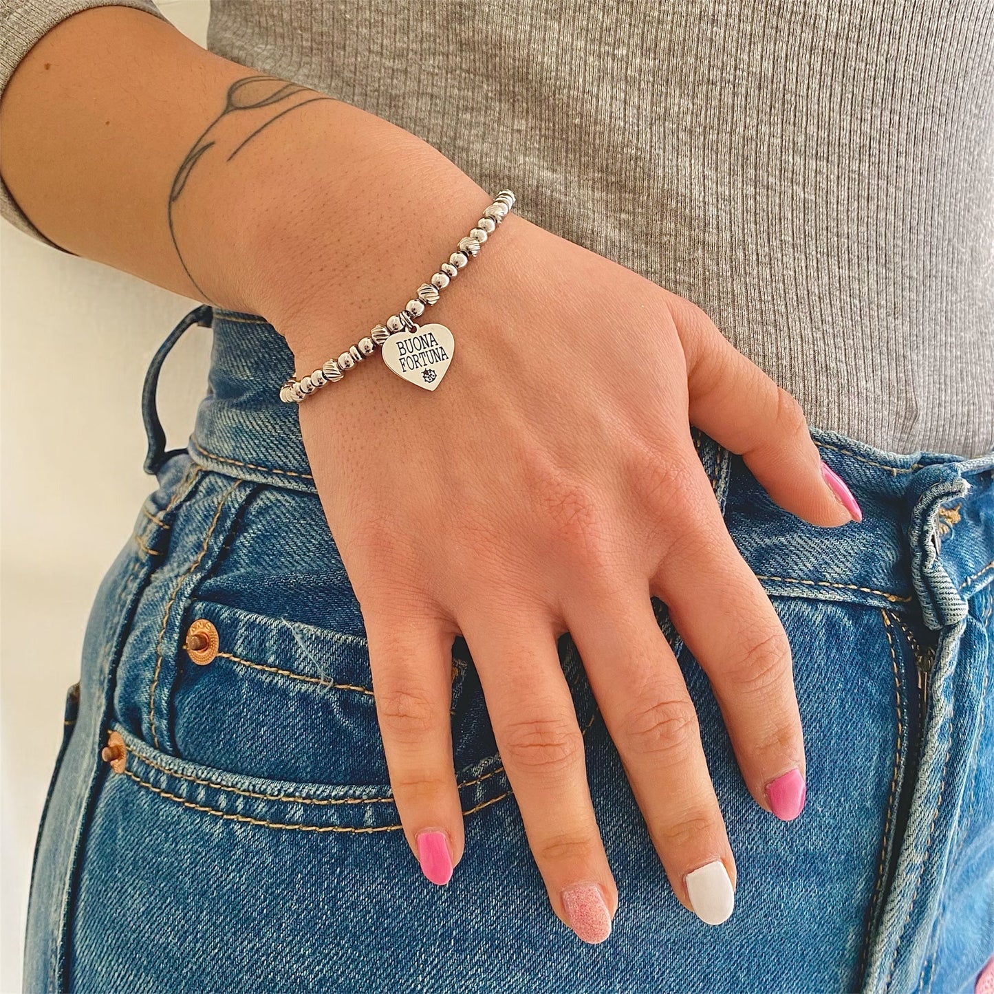 Bracciale Cuore Personalizzato – Frase Incisa su Acciaio Indossato