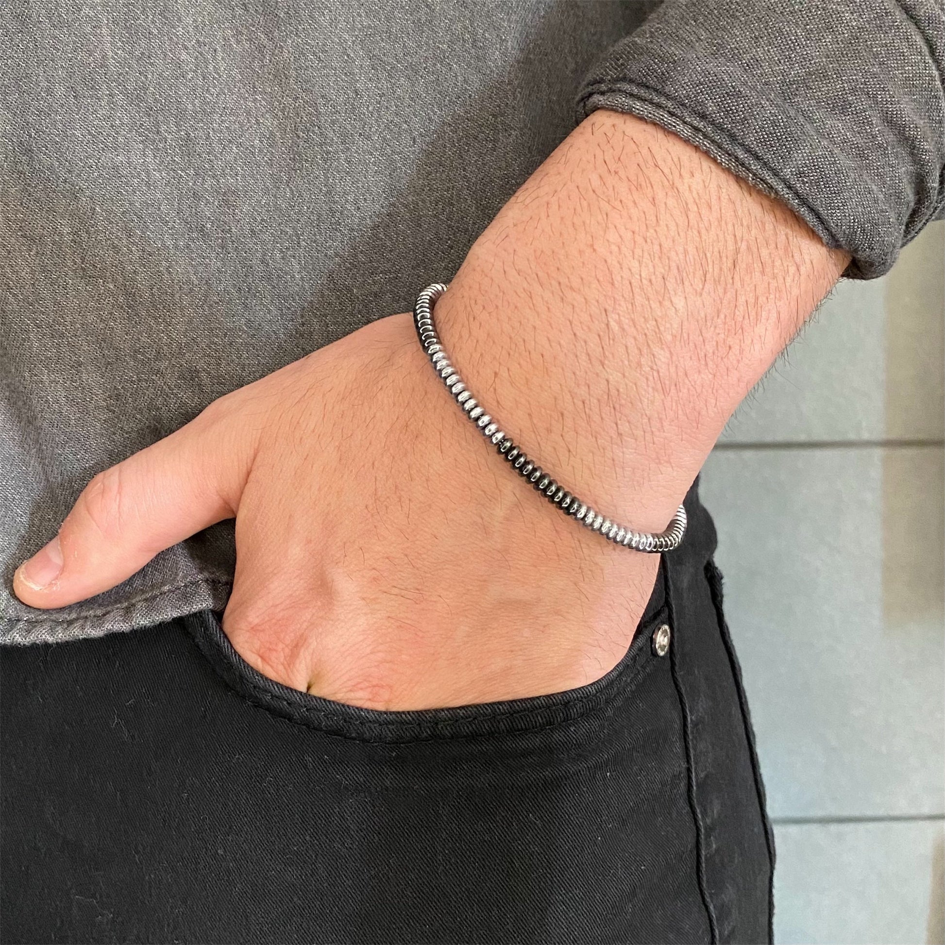 Bracciale con Pietre di Ematite Oscura/Chiara Indossato
